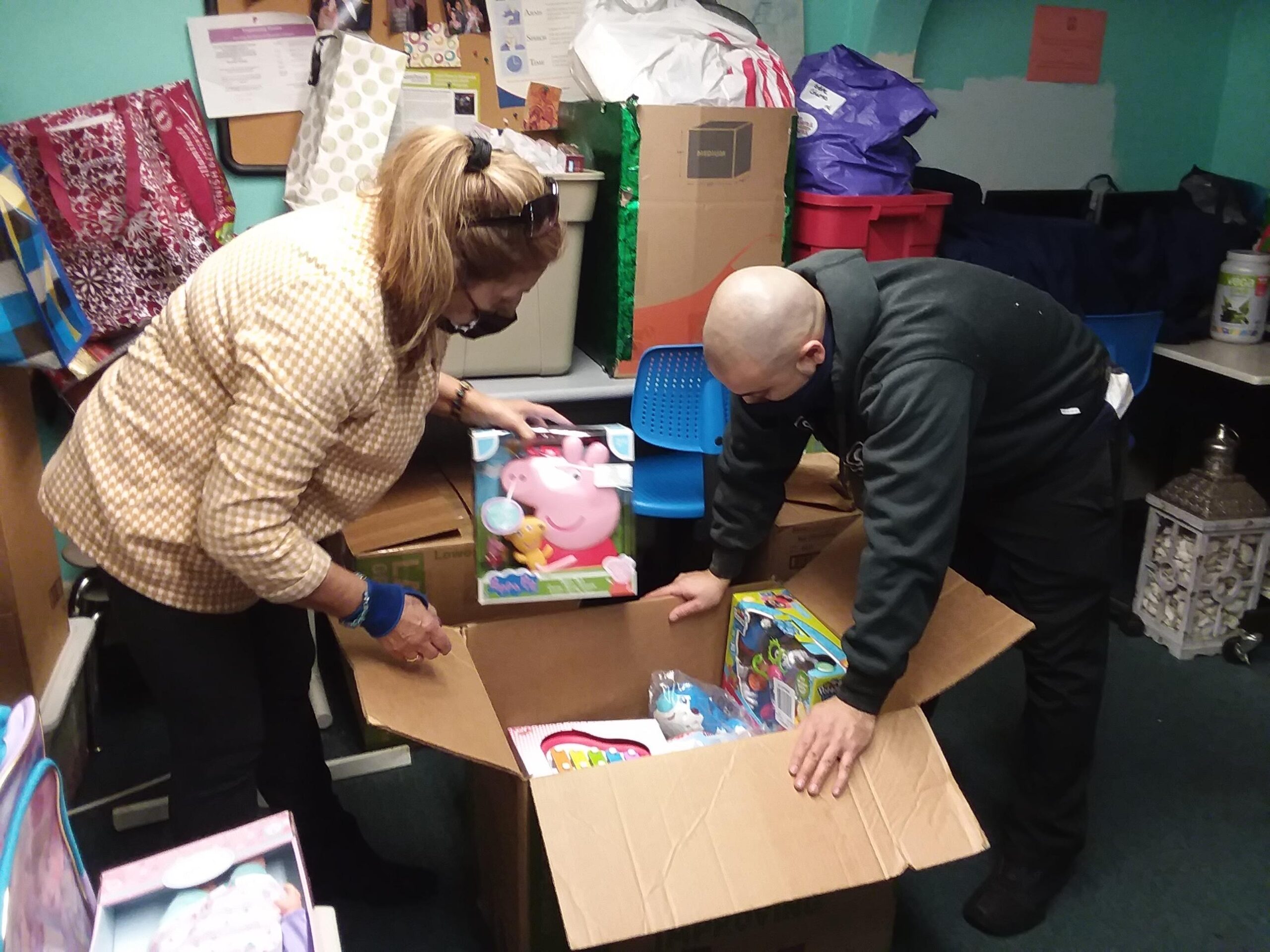 2 people packing boxes